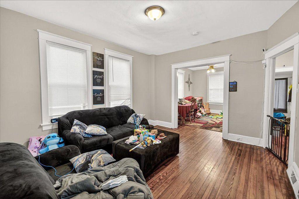 Image 5 of property listing at 907 W WASHINGTON ST W, Hagerstown, MD 21740