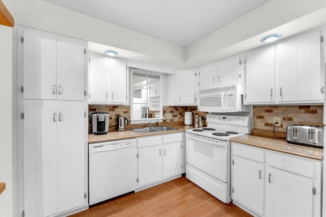 6716 Cascade Road Se 46, Cascade Twp, MI 49546