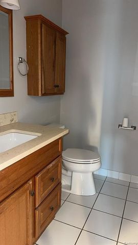 2824 Roundtree Drive, Troy, MI 48083