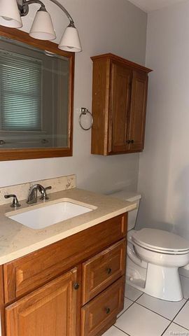 2824 Roundtree Drive, Troy, MI 48083