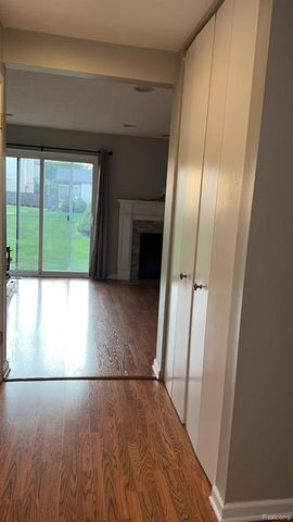 2824 Roundtree Drive, Troy, MI 48083