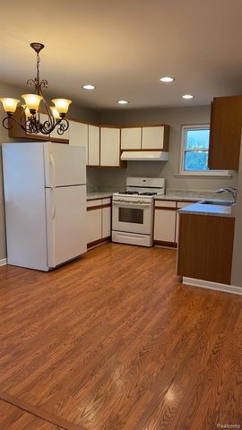 2824 Roundtree Drive, Troy, MI 48083