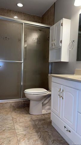 2824 Roundtree Drive, Troy, MI 48083