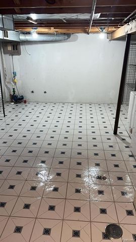 2824 Roundtree Drive, Troy, MI 48083