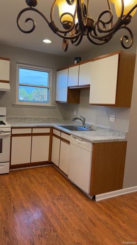 2824 Roundtree Drive, Troy, MI 48083