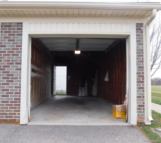 2824 Roundtree Drive, Troy, MI 48083