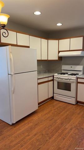 2824 Roundtree Drive, Troy, MI 48083