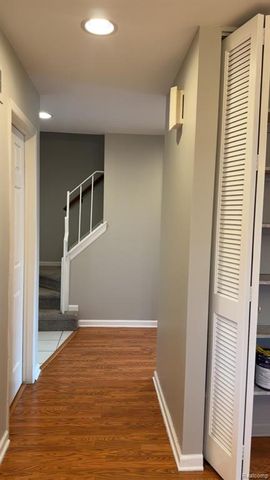 2824 Roundtree Drive, Troy, MI 48083