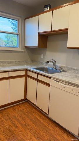 2824 Roundtree Drive, Troy, MI 48083