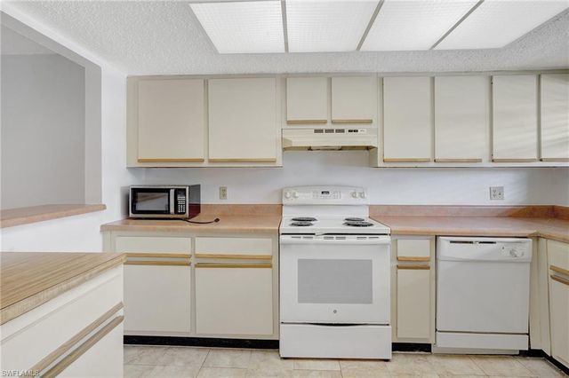 151 Cypress WAY E # D3, Naples, FL 34110