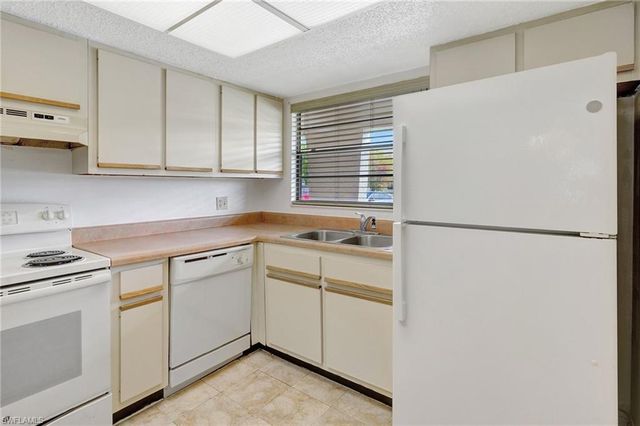 151 Cypress WAY E # D3, Naples, FL 34110