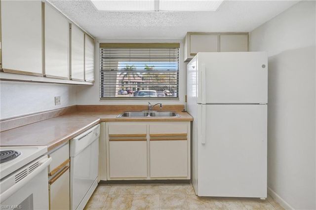 151 Cypress WAY E # D3, Naples, FL 34110