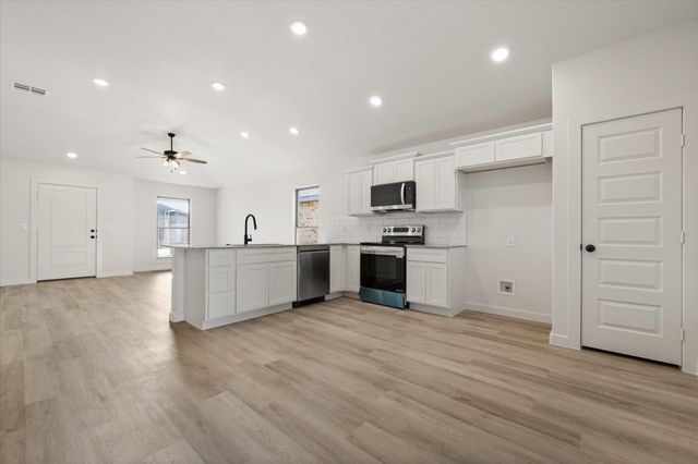 2424 Aberdeen Avenue, Wolfforth, TX 79382