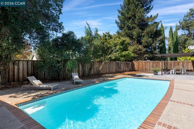 933 Brink Ct, Concord, CA 94518