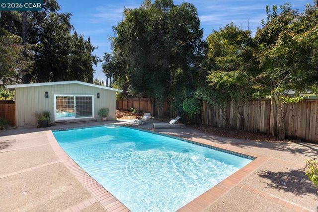933 Brink Ct, Concord, CA 94518