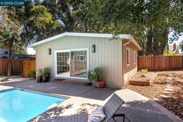 933 Brink Ct, Concord, CA 94518