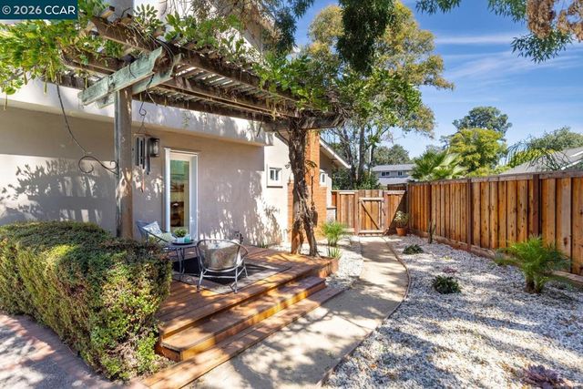933 Brink Ct, Concord, CA 94518