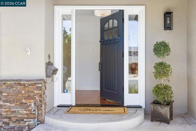 933 Brink Ct, Concord, CA 94518