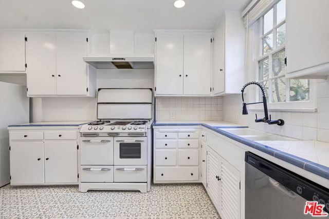 271 Beloit Avenue, Los Angeles, CA 90049