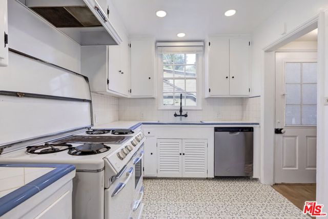 271 Beloit Avenue, Los Angeles, CA 90049