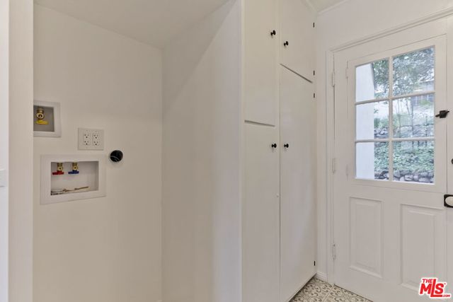 271 Beloit Avenue, Los Angeles, CA 90049