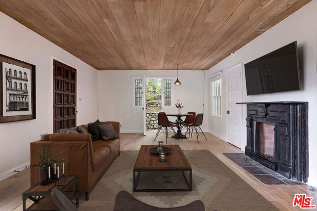 271 Beloit Avenue, Los Angeles, CA 90049