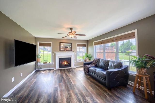 315 LYNNE DR, Mount Wolf, PA 17347