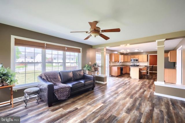 315 LYNNE DR, Mount Wolf, PA 17347