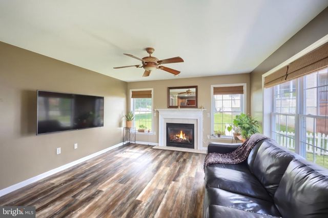 315 LYNNE DR, Mount Wolf, PA 17347