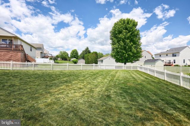 315 LYNNE DR, Mount Wolf, PA 17347