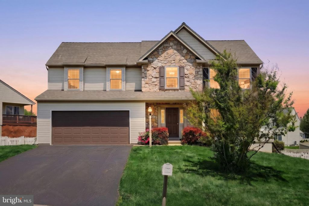315 LYNNE DR, Mount Wolf, PA 17347