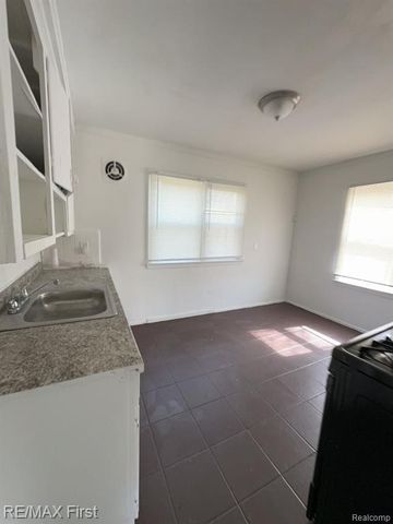 8638 Heyden Street, Detroit, MI 48228