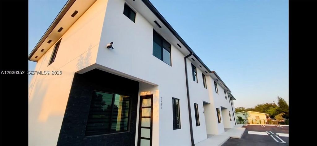 2611 NW 166 St, Miami Gardens, FL 33054