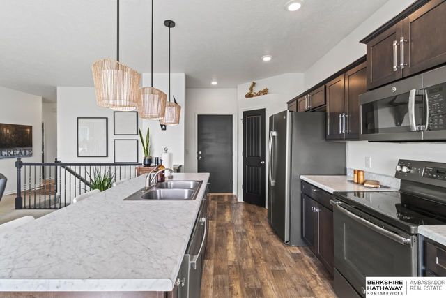 19109 Greenleaf Street, Omaha, NE 68136