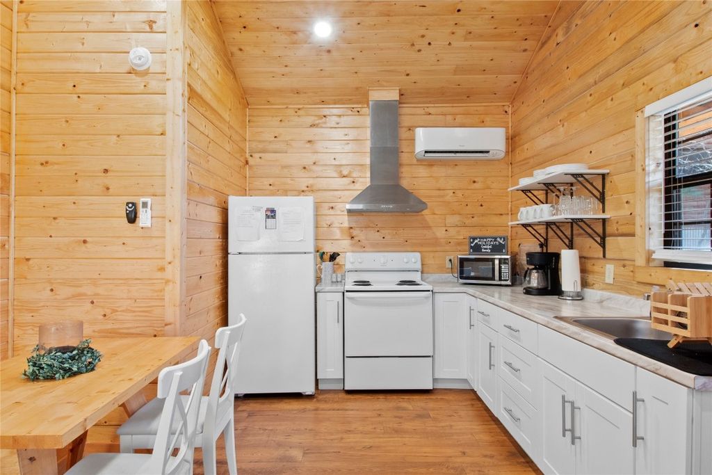 Image 24 of property listing at 35 Marlin Drive, Broken Bow, OK 74728