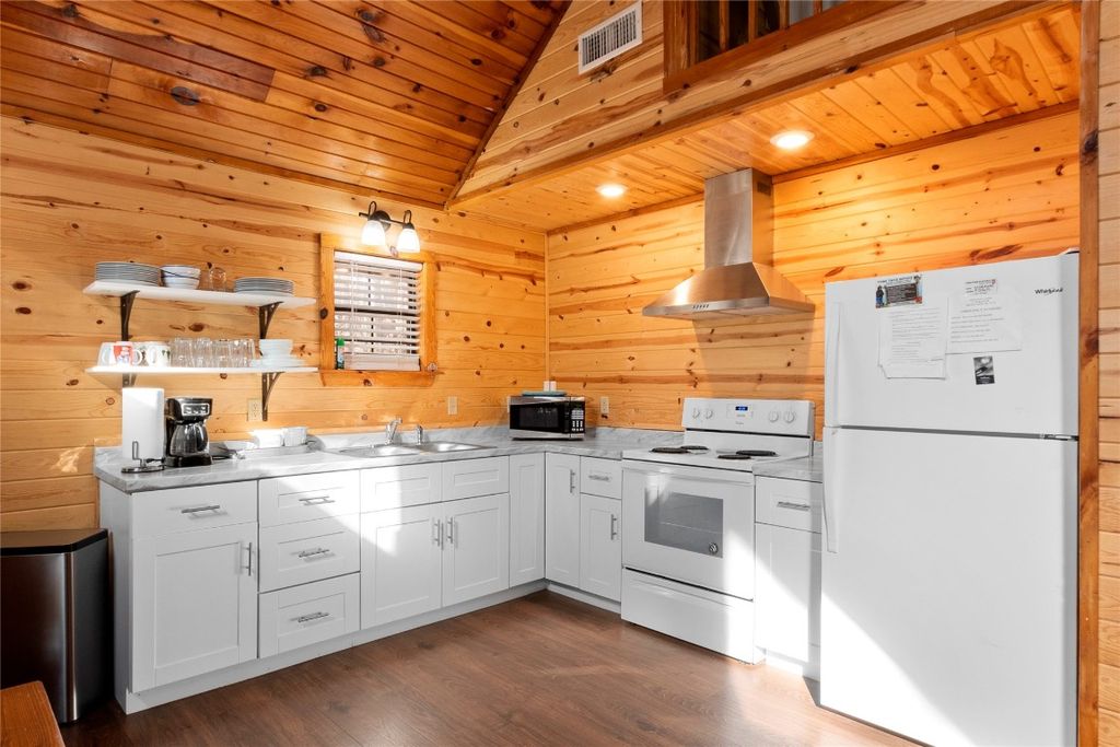Image 9 of property listing at 35 Marlin Drive, Broken Bow, OK 74728