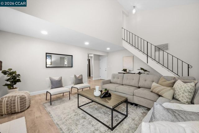 599 Mt Dell Dr, Clayton, CA 94517