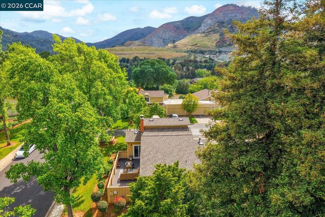 599 Mt Dell Dr, Clayton, CA 94517