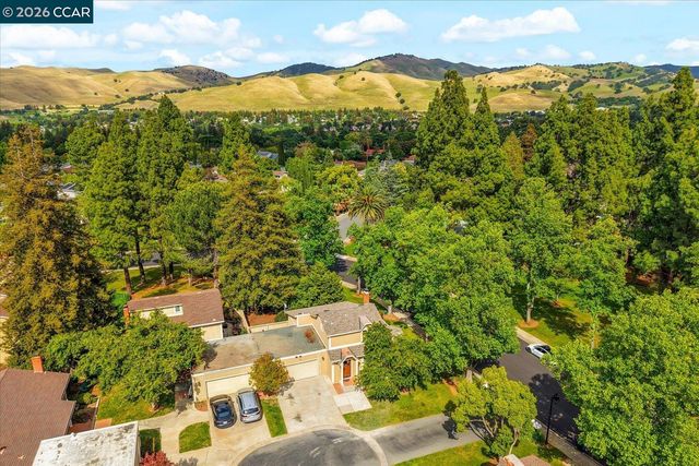599 Mt Dell Dr, Clayton, CA 94517