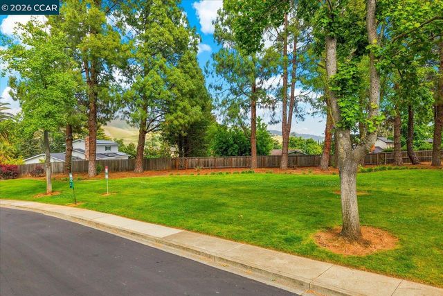 599 Mt Dell Dr, Clayton, CA 94517