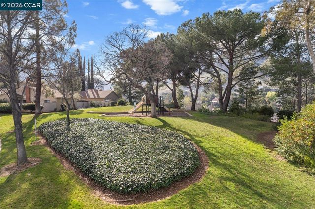 599 Mt Dell Dr, Clayton, CA 94517