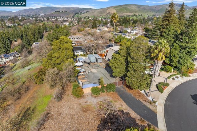 599 Mt Dell Dr, Clayton, CA 94517