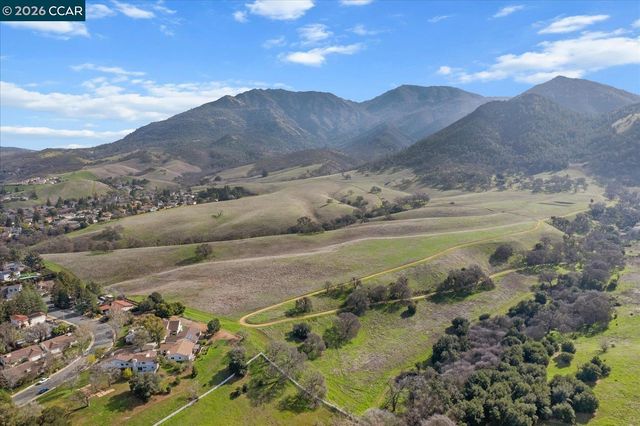 599 Mt Dell Dr, Clayton, CA 94517