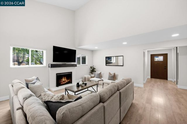 599 Mt Dell Dr, Clayton, CA 94517