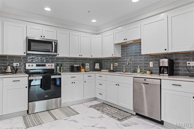 514 Coeur De Royale Drive 403, Creve Coeur, MO 63141