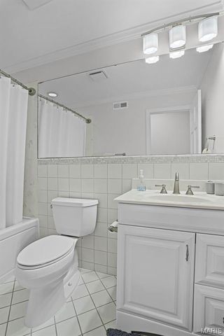 514 Coeur De Royale Drive 403, Creve Coeur, MO 63141