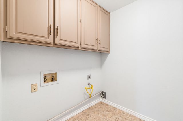 533 Hidden Brooke Drive, Desoto, TX 75115