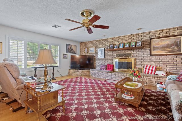 6892 Meridian Road, Lone Grove, OK 73443