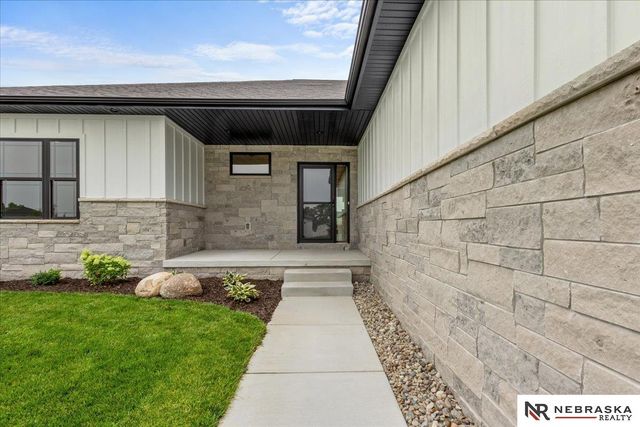 8825 Ranch Gate Road, Lincoln, NE 68520