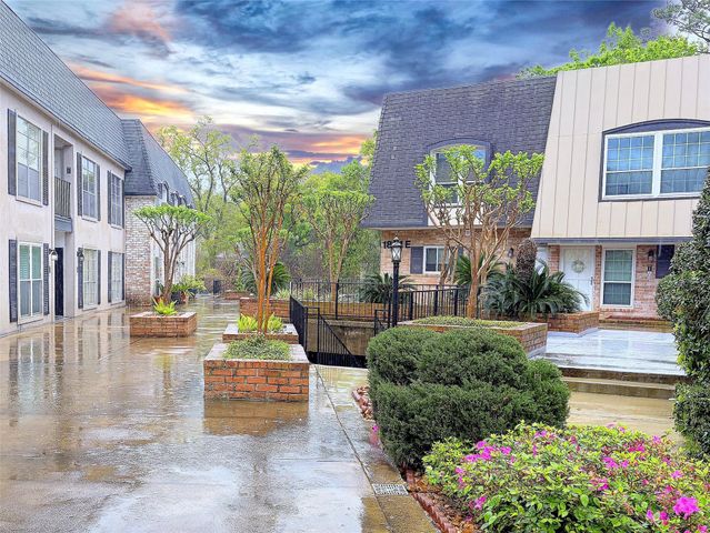 1801 Stoney Brook Drive 106, Houston, TX 77063